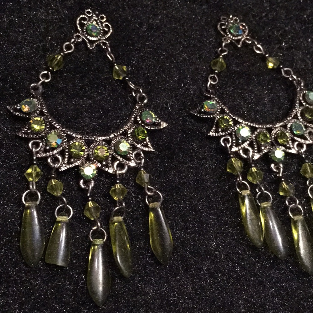 Silver tone & green stone chandelier earrings ❤️ - Picture 4 of 5